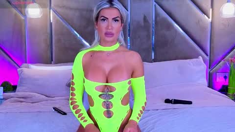 Snapshot of lellie_ chatting on September 24, 2025, 5:27 pm Carlaa online show from September 24, 2025, 5:27 pm