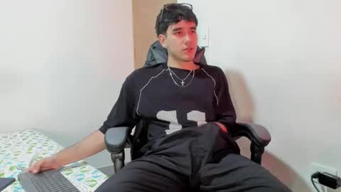 Snapshot of leo_jones389 chatting on December 4, 2024, 12:08 am Leo Jones online show from December 4, 2024, 12:08 am