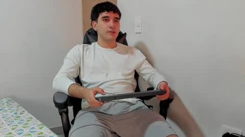 Snapshot of leo_jones389 chatting on December 6, 2024, 1:29 am Leo Jones online show from December 6, 2024, 1:29 am