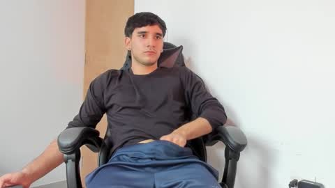 Snapshot of leo_jones389 chatting on February 4, 2025, 9:20 pm Leo Jones online show from February 4, 2025, 9:20 pm