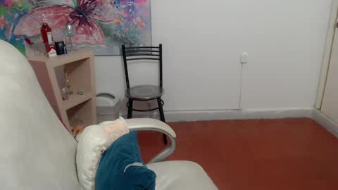 leonela   online show from September 29, 2025, 3:33 am