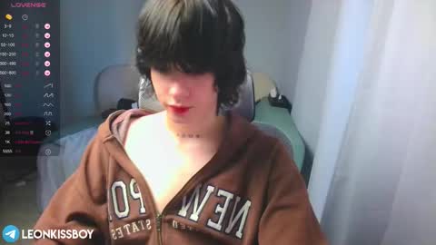 Snapshot of leonkissboy chatting on March 15, 2026, 5:35 am leonkissboy online show from March 15, 2026, 5:35 am