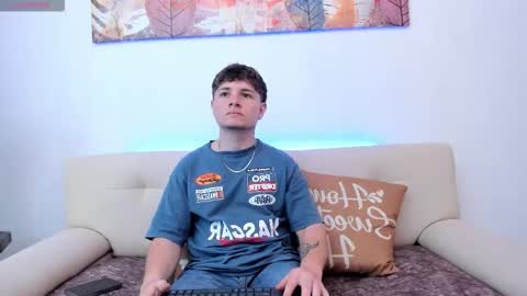 Snapshot of leoo_miller chatting on October 30, 2025, 8:20 pm Leo online show from October 30, 2025, 8:20 pm