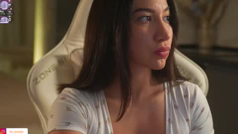 Snapshot of leoramallis chatting on October 5, 2025, 5:00 pm Leora online show from October 5, 2025, 5:00 pm