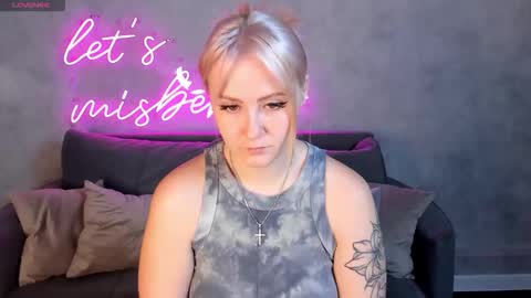 Snapshot of leslie_bell chatting on September 15, 2025, 1:49 am Joyce online show from September 15, 2025, 1:49 am