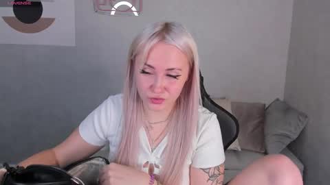 Snapshot of leslie_bell chatting on October 8, 2025, 2:20 am Joyce online show from October 8, 2025, 2:20 am