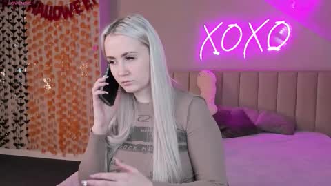 Snapshot of leslie_bell chatting on November 11, 2025, 1:16 am Joyce online show from November 11, 2025, 1:16 am