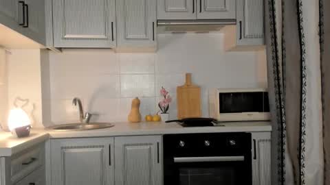  LESLIE   online show from December 15, 2025, 5:12 am