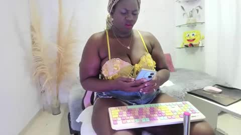 lesliee_brownn online show from October 15, 2025, 9:53 am