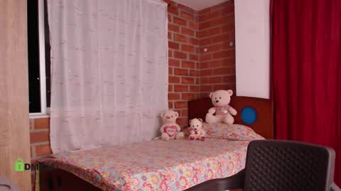 Snapshot of lesly_evans01 chatting on November 15, 2025, 1:47 am Lesly online show from November 15, 2025, 1:47 am