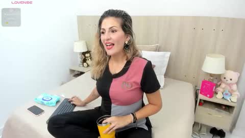 Lesly Santodomingo online show from January 14, 2026, 11:05 am