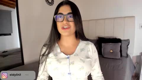 Leticia online show from October 22, 2025, 2:01 am