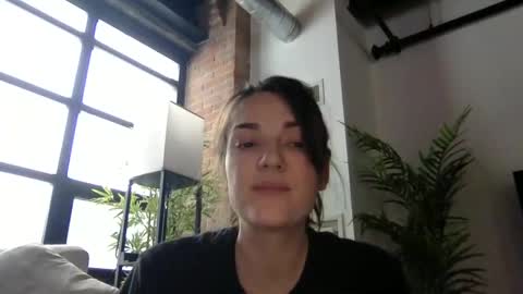 strawberrywatermelonpink22 online show from February 16, 2025, 4:32 pm