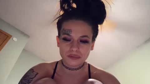 Snapshot of lexxisavagexxx chatting on December 5, 2024, 1:49 pm LexxiSavage online show from December 5, 2024, 1:49 pm