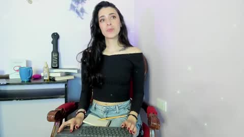 Snapshot of leynamadrigal chatting on February 24, 2025, 8:58 pm Leyna online show from February 24, 2025, 8:58 pm