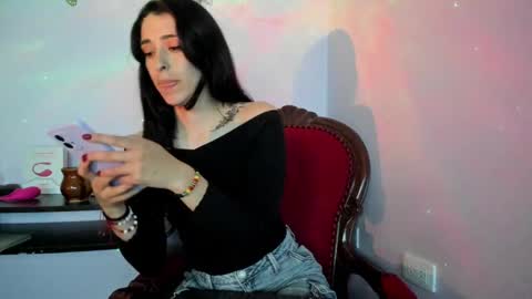 Snapshot of leynamadrigal chatting on February 25, 2025, 12:03 am Leyna online show from February 25, 2025, 12:03 am