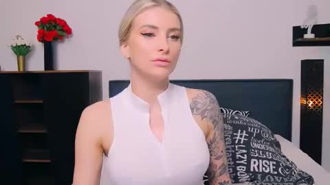 Lia online show from February 16, 2026, 9:27 am