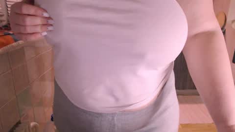 Snapshot of liahsofty chatting on December 19, 2024, 10:21 pm miss Lia colection for travel online show from December 19, 2024, 10:21 pm