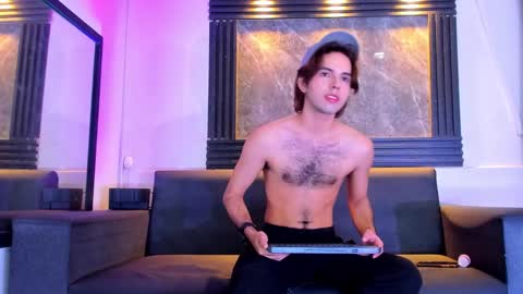 liam_genner online show from November 10, 2025, 8:41 pm