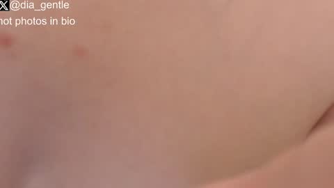 Snapshot of lian004 chatting on December 24, 2024, 11:44 pm Dia and Julian online show from December 24, 2024, 11:44 pm