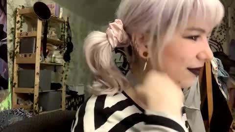Lola online show from September 12, 2025, 7:03 pm