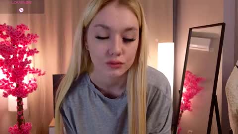 Snapshot of light_babe chatting on November 11, 2025, 2:06 pm Sofia online show from November 11, 2025, 2:06 pm