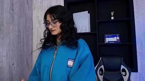 lili_clan online show from November 25, 2025, 5:18 am