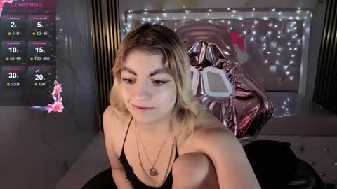 Snapshot of lili_conor_s chatting on November 7, 2025, 3:39 am Lili online show from November 7, 2025, 3:39 am