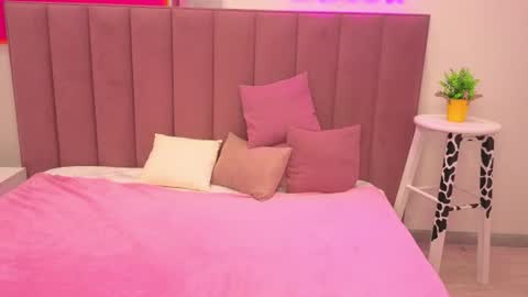 Lilli  follow me kiss online show from August 4, 2026, 10:07 am
