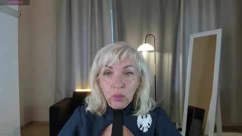 Snapshot of lilia_moons chatting on September 25, 2025, 11:14 am Lilia online show from September 25, 2025, 11:14 am