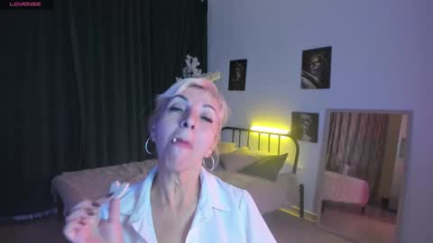 Snapshot of lilia_moons chatting on October 17, 2025, 11:13 am Lilia online show from October 17, 2025, 11:13 am