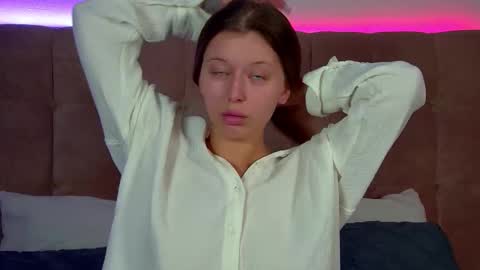 Mia online show from October 6, 2025, 6:44 am