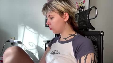 Lilian online show from March 15, 2026, 7:03 am