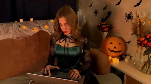 Snapshot of lilianlees chatting on October 27, 2025, 2:54 pm LilianLees online show from October 27, 2025, 2:54 pm