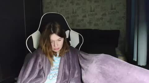 liliawoolf online show from December 1, 2025, 12:32 pm