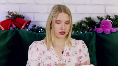 Snapshot of lililinn chatting on December 16, 2024, 12:06 pm LiliLinn online show from December 16, 2024, 12:06 pm