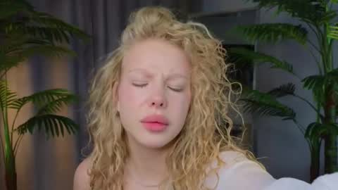 lililok101 online show from November 25, 2025, 2:22 am