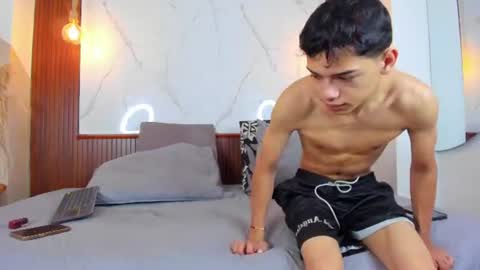 lillian_lee1 online show from June 13, 2026, 5:22 pm
