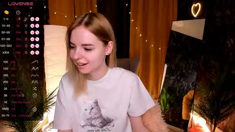 Snapshot of lillian_shine chatting on April 28, 2026, 2:27 am Lillian online show from April 28, 2026, 2:27 am