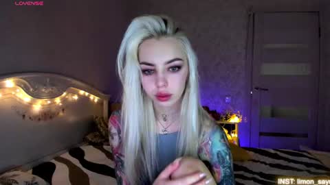 Snapshot of lillimooore chatting on July 15, 2026, 11:43 pm LilliMoore online show from July 15, 2026, 11:43 pm