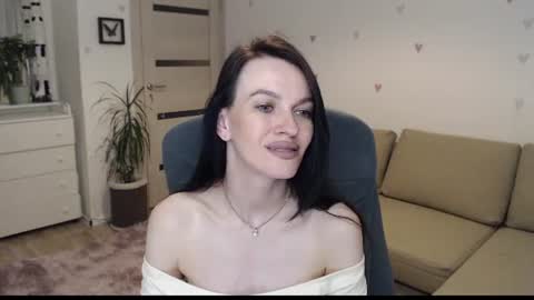 lilliyves online show from July 14, 2026, 8:25 pm