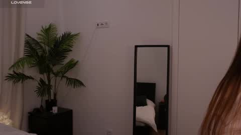 Snapshot of lilly_colins chatting on January 16, 2025, 2:51 pm Lilly Colins online show from January 16, 2025, 2:51 pm