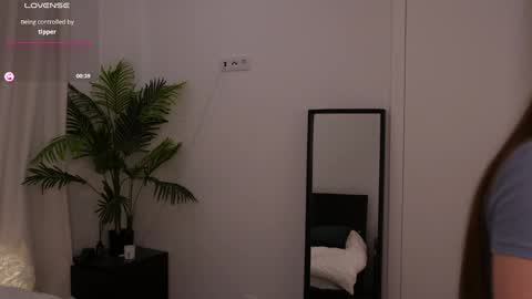 Snapshot of lilly_colins chatting on January 20, 2025, 5:59 pm Lilly Colins online show from January 20, 2025, 5:59 pm