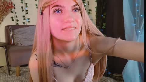 Snapshot of lilly_cooperr534616 chatting on December 8, 2024, 7:37 am Lilly online show from December 8, 2024, 7:37 am
