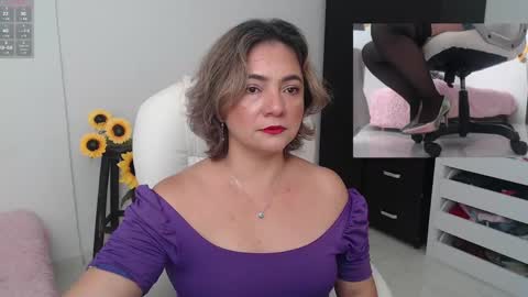 Snapshot of lilly_milf chatting on December 2, 2024, 11:51 pm Lilly online show from December 2, 2024, 11:51 pm