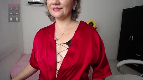Snapshot of lilly_milf chatting on December 27, 2024, 12:12 pm Lilly online show from December 27, 2024, 12:12 pm