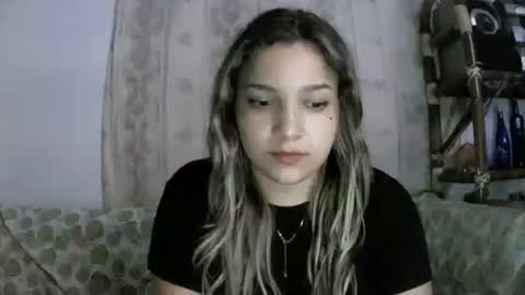 Snapshot of lilly_ocean22 chatting on April 1, 2026, 7:09 am Sey - Lilly online show from April 1, 2026, 7:09 am
