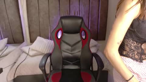 Snapshot of lily_beet chatting on November 10, 2025, 3:38 am Lily online show from November 10, 2025, 3:38 am