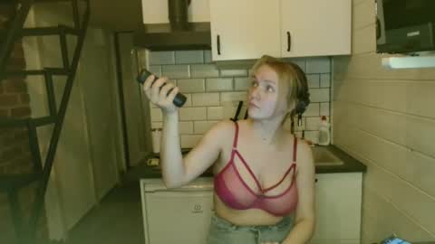 Snapshot of lily_dollyx chatting on September 30, 2025, 6:35 pm Lily dollyx online show from September 30, 2025, 6:35 pm