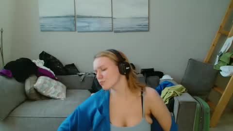 Snapshot of lily_dollyx chatting on October 22, 2025, 10:15 am Lily dollyx online show from October 22, 2025, 10:15 am